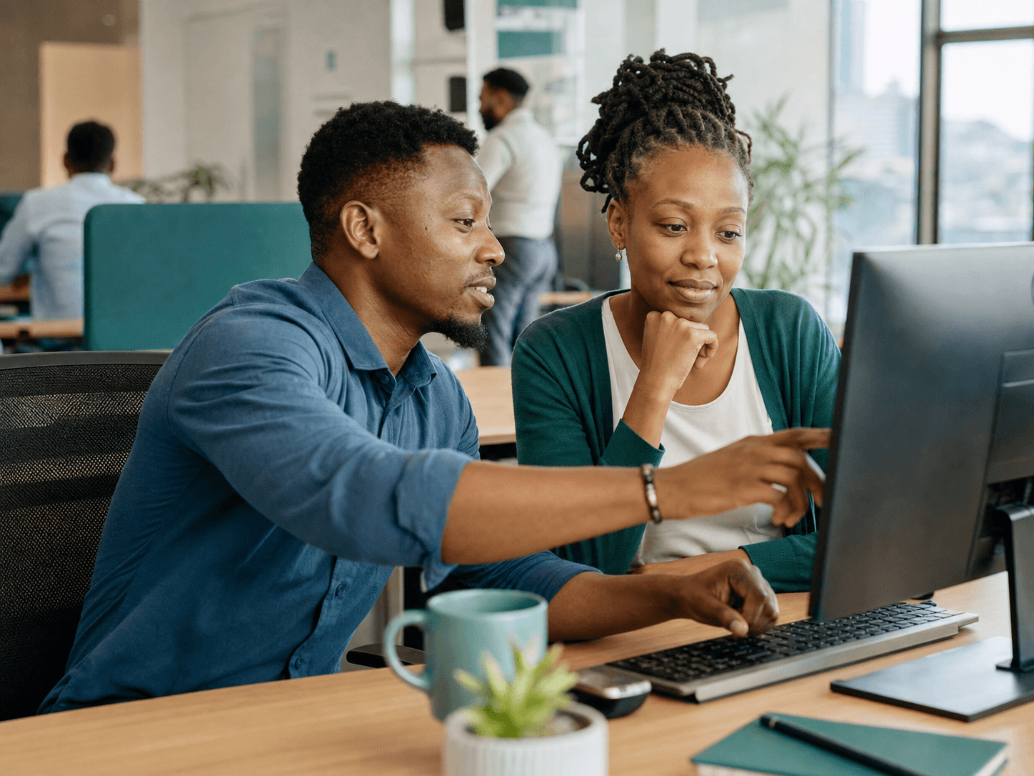 A software support specialist helping a colleague resolve an issue